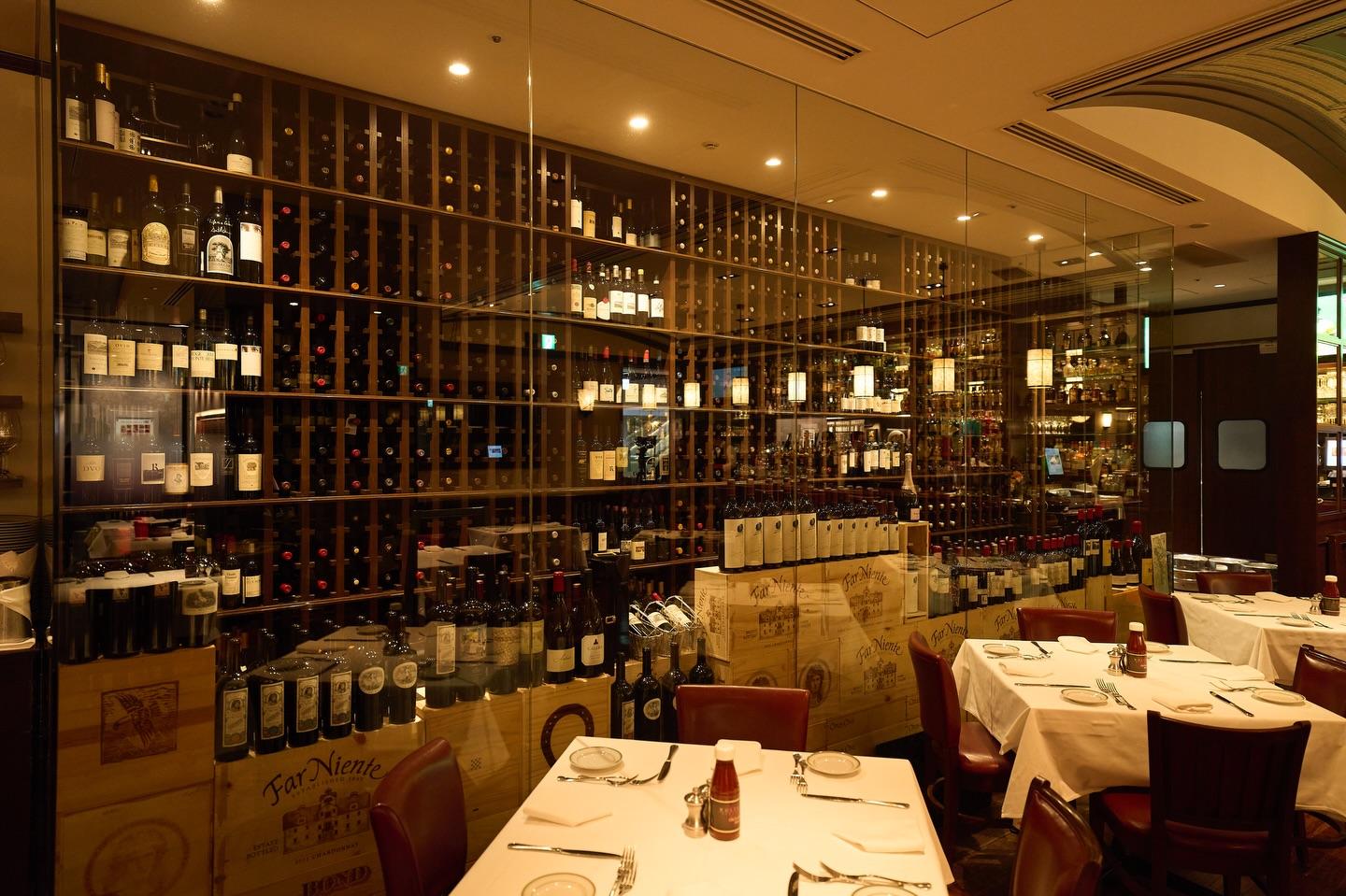 柔らかな照明と重厚なインテリアが織りなす、上質なステーキハウス。