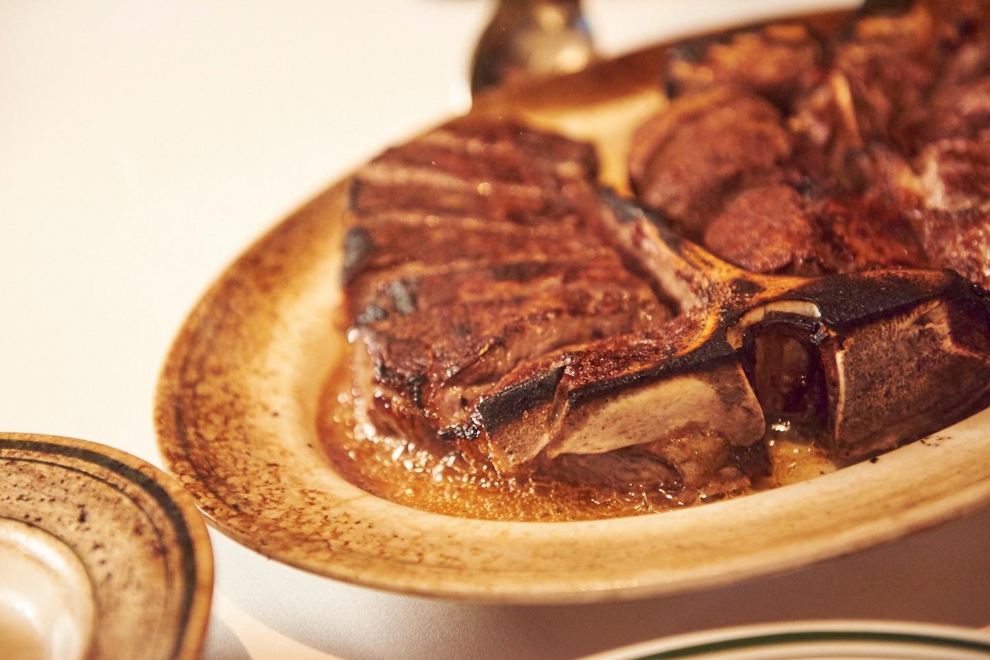 表面の香ばしい食感と、内側から溢れ出す圧倒的な肉の旨み。