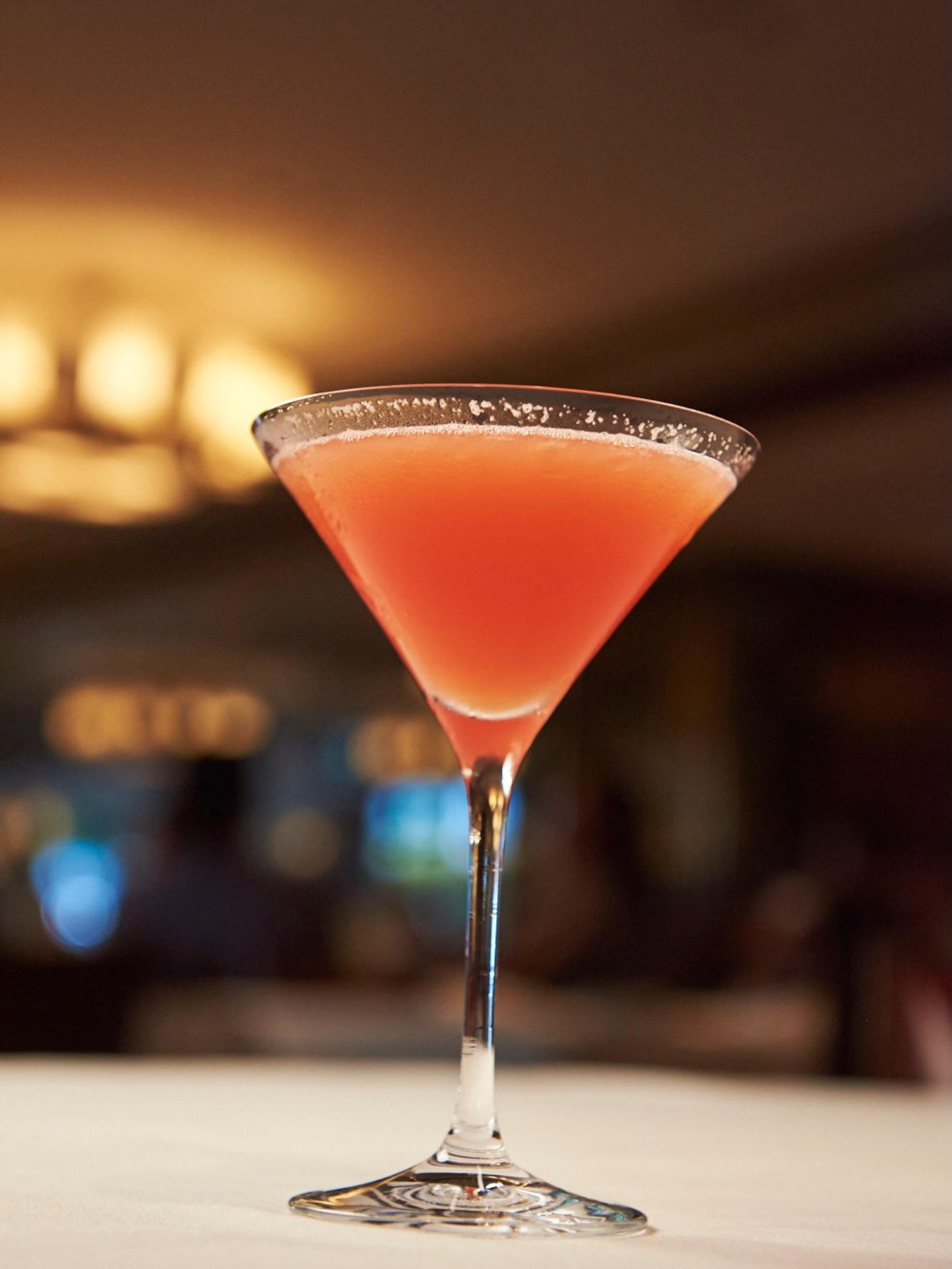 色彩豊かなカクテルが、ひとときを美しく演出します。