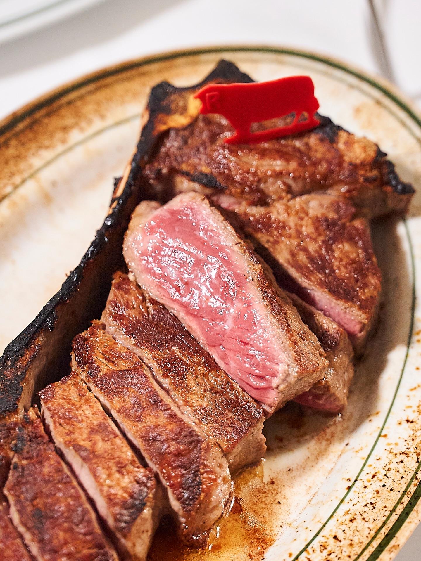 高温オーブンで仕上げた熟成肉は、骨付きならではの深いコクが特長です。