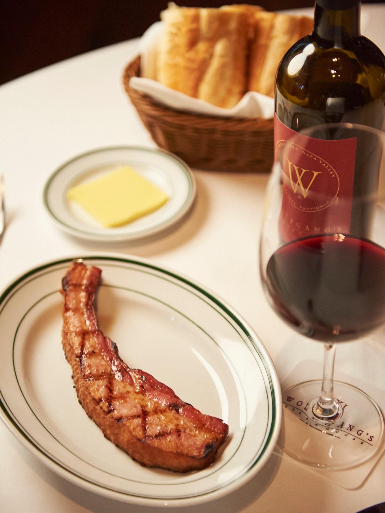 肉厚にカットしたシズリングベーコンを、丁寧に焼き上げました。