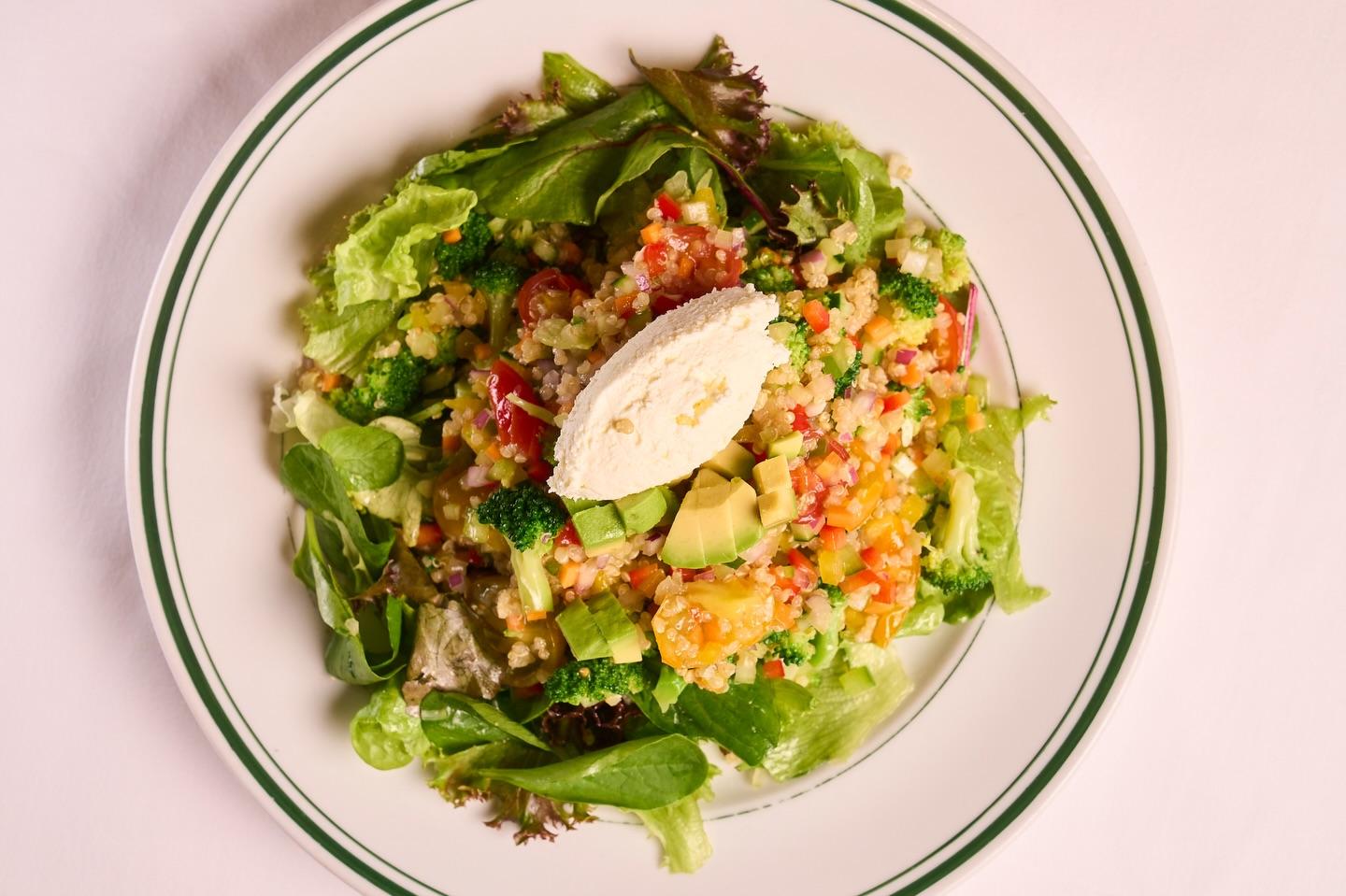 みずみずしい野菜に彩り豊かなトッピングを重ねた、特製サラダ。