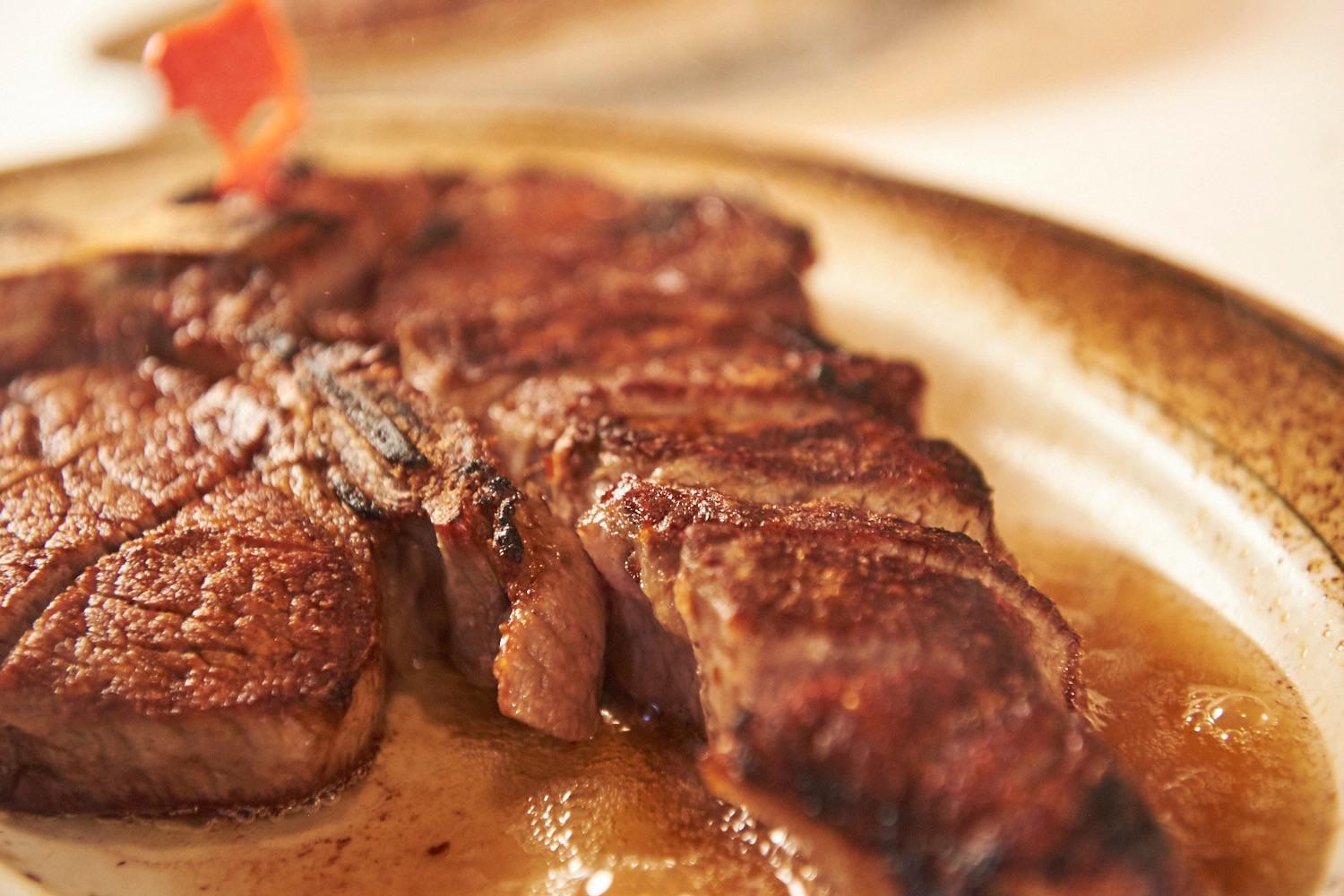選び抜かれた上質な肉だけを使用し、その魅力を引き立てる仕上がりに。
