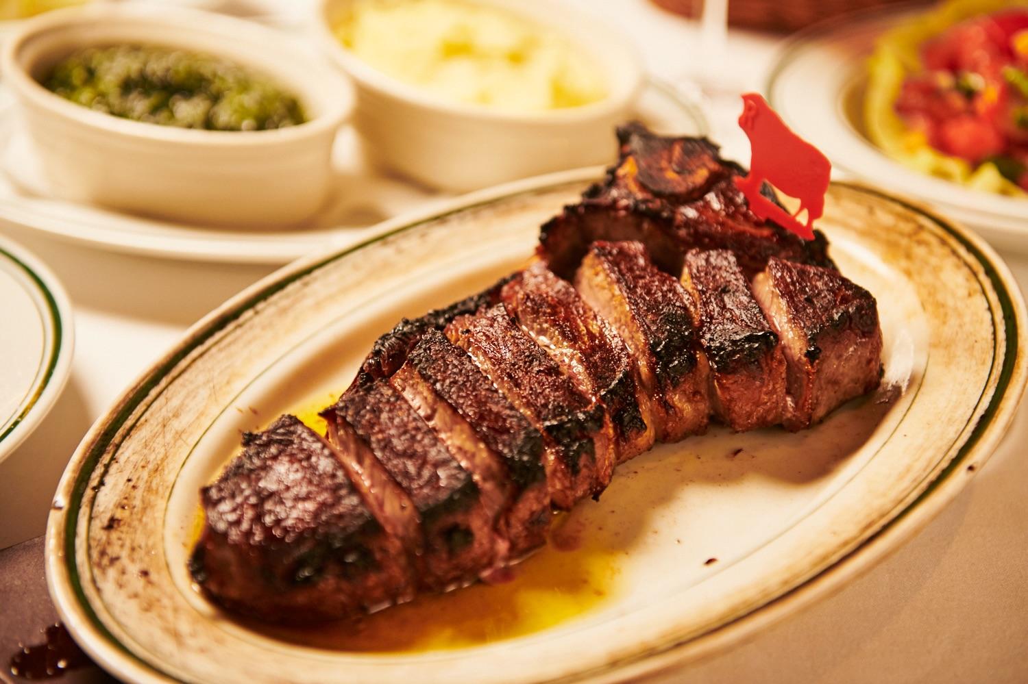 思わず目を奪われる、圧倒的な肉の存在感。