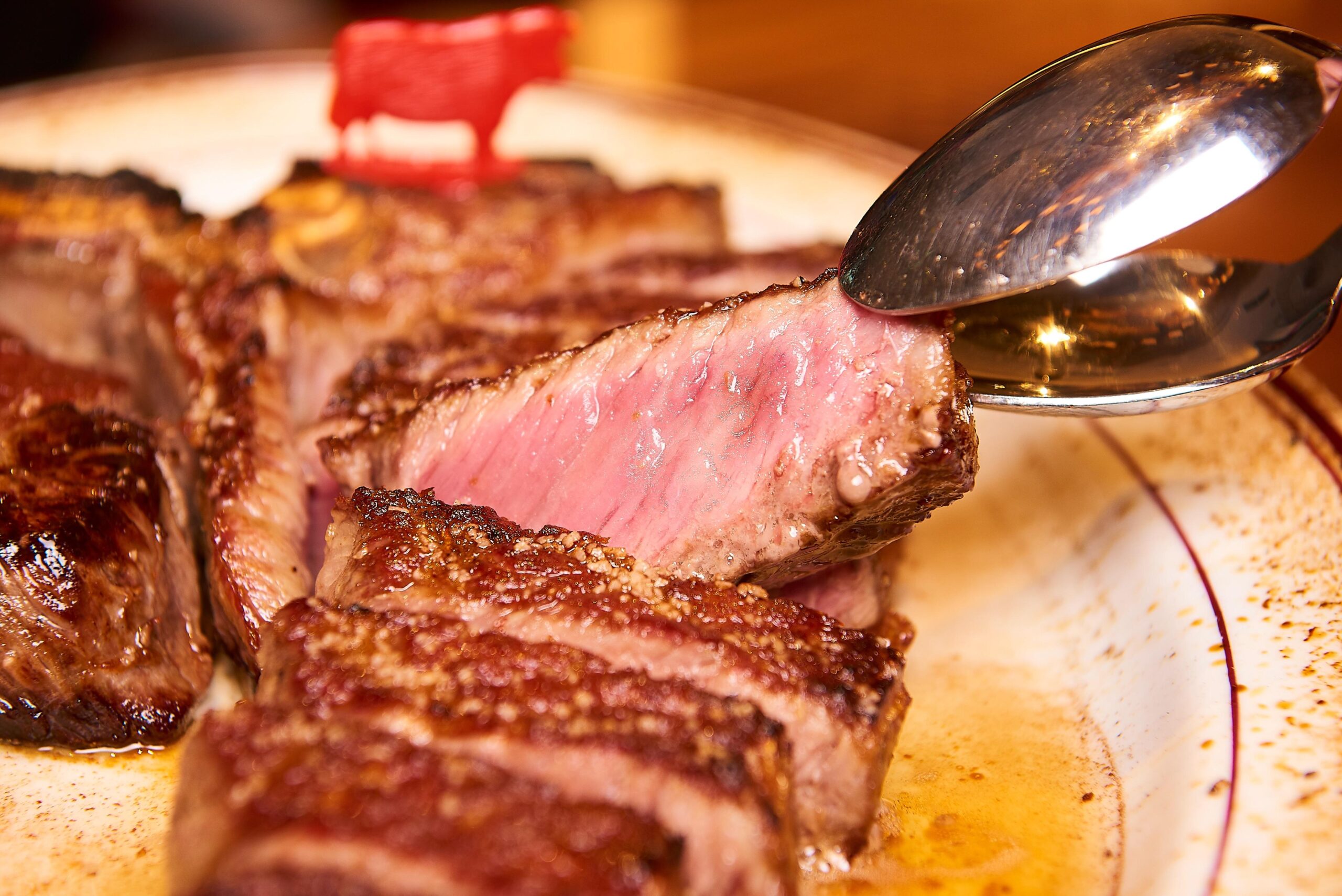 高温のオーブンで一気に仕上げた熟成肉は、骨付きならではの深い旨みが際立つ一皿。