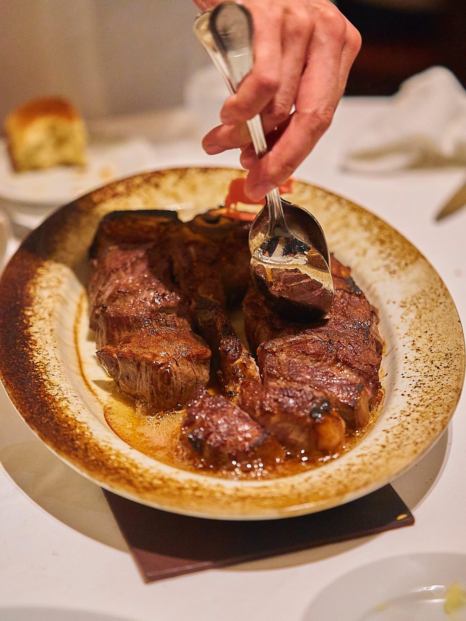 部位ごとの個性を活かしたステーキは、食感や旨み、香りまでもがそれぞれ異なります。