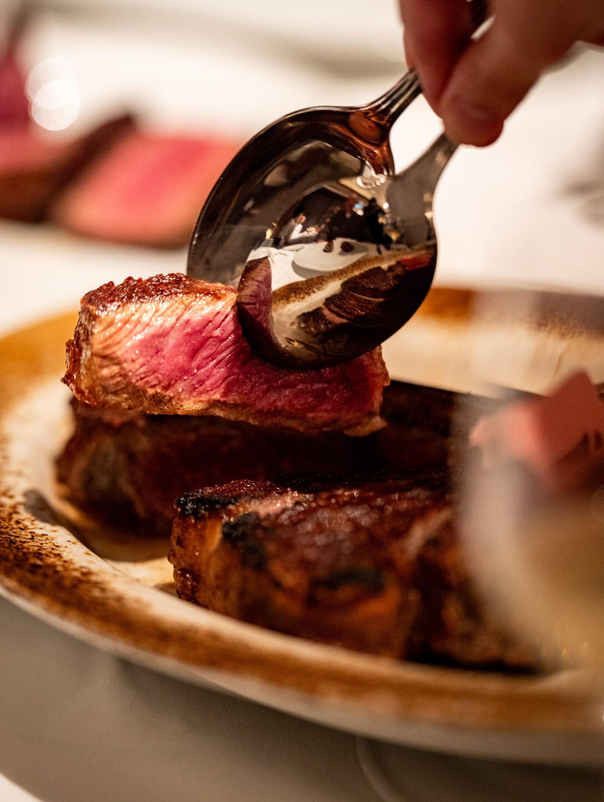 ウルフギャング・ステーキハウス 大阪店で味わう、熟成肉「プライムステーキ」。